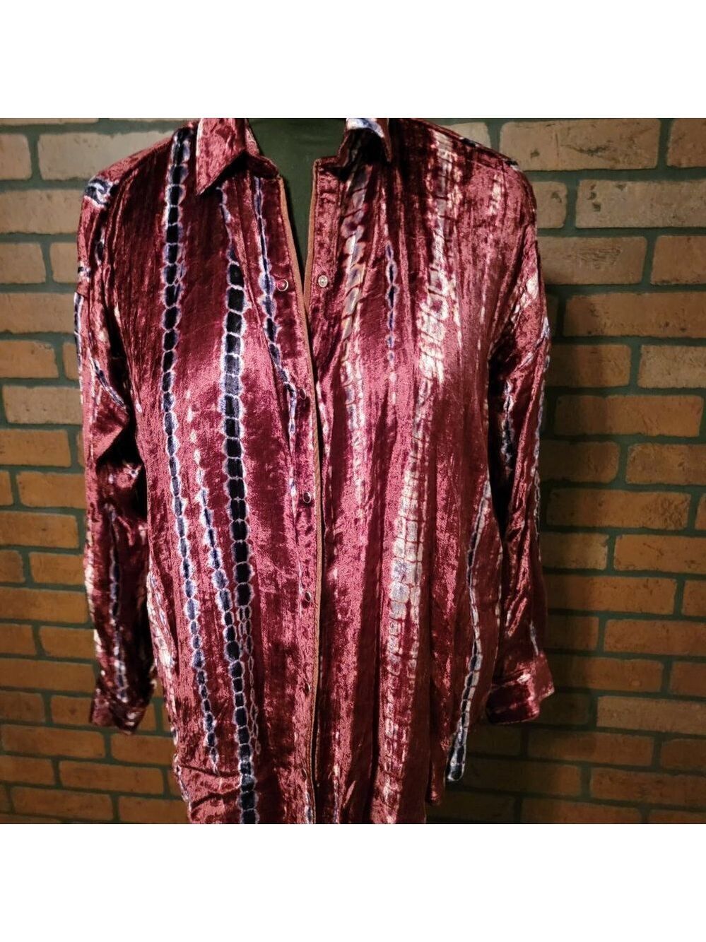 Tru Luxe Tie Dye Velvet Snap Front Shirt.  Size Medium.  Maroon, Navy and White.